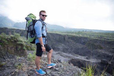 Yakışıklı genç Kafkas trekking gider