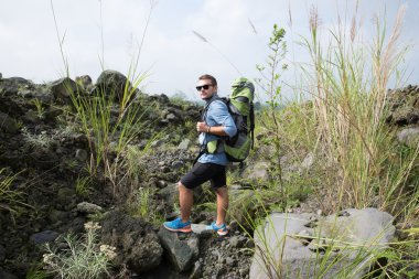 Yakışıklı genç Kafkas trekking gider