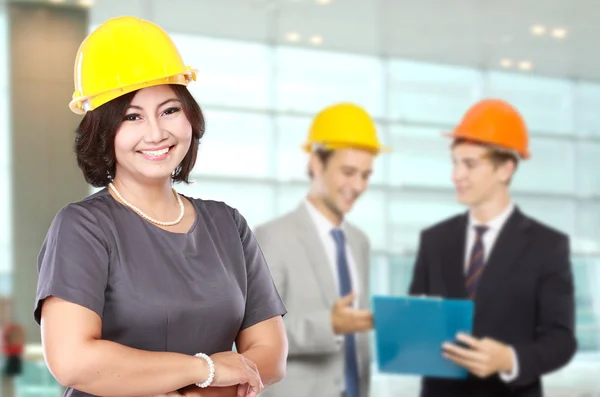 Молода бізнес-леді носить шолом безпеки — стокове фото
