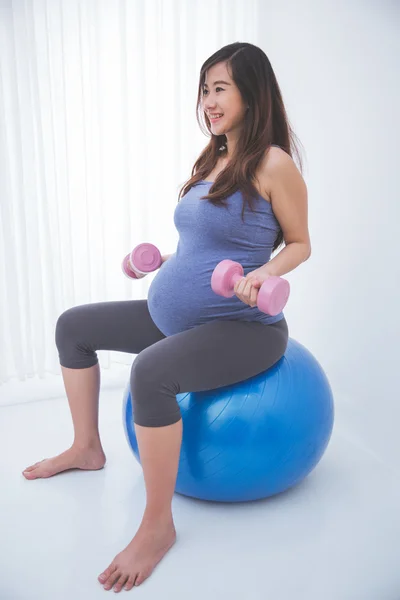 Pregnant woman doing yoga — Stock Photo, Image