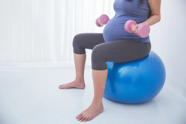 Gravid kvinna som gör yoga — Stockfoto