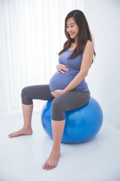 Gravid kvinna som gör yoga — Stockfoto