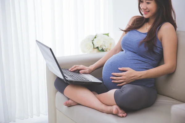 Zwangere vrouw doet yoga — Stockfoto