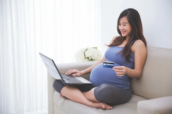 Zwangere vrouw doet online winkelen — Stockfoto