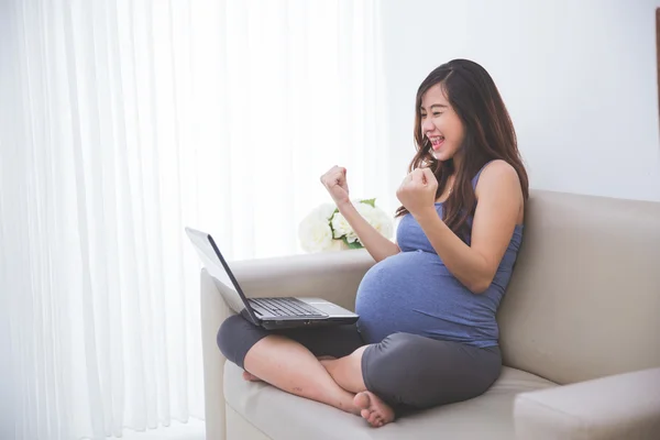 Embarazada asiático mujer con laptop — Foto de Stock