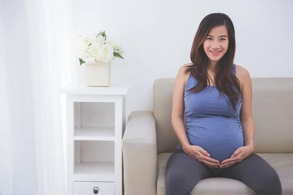 Mujer embarazada sonriendo — Foto de Stock