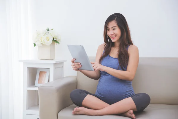 Gravid kvinna med tablett — Stockfoto