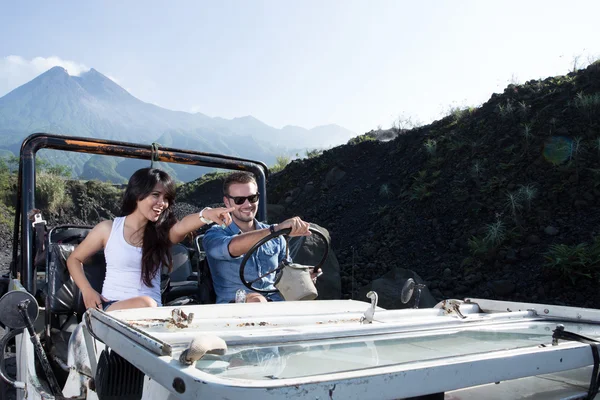 Hombre y mujer conduciendo un coche — Foto de Stock