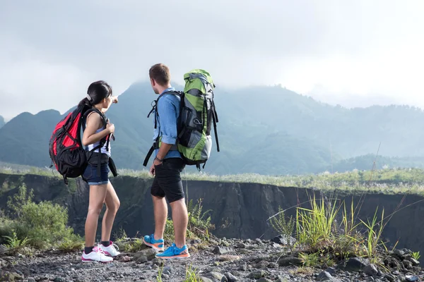 Couple go trekking together — Stock Photo, Image