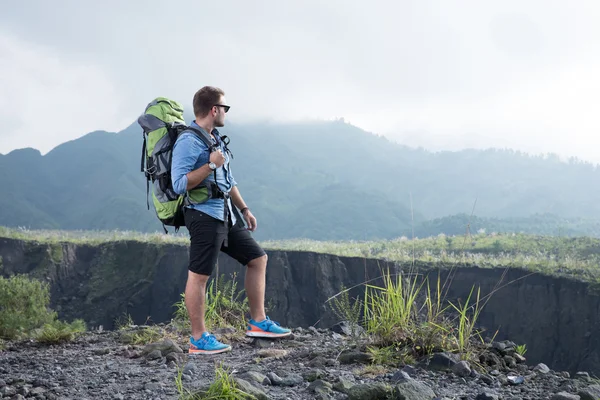 Schöner junger kaukasischer Mann geht Trekking — Stockfoto