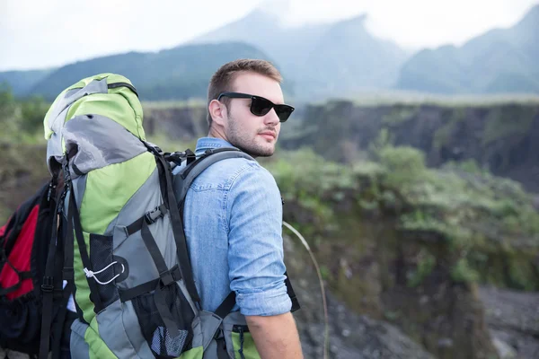 Schöner junger kaukasischer Mann geht Trekking — Stockfoto