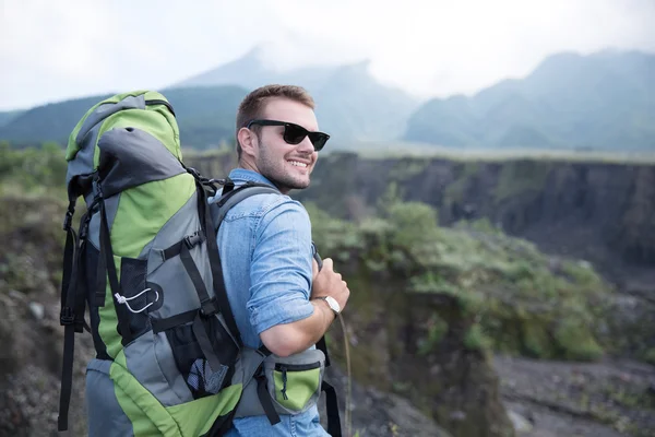 Stilig ung kaukasiska man går trekking — Stockfoto