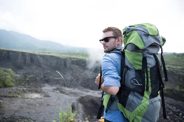 Csinos, fiatal kaukázusi Férfi megy trekking — Stock Fotó