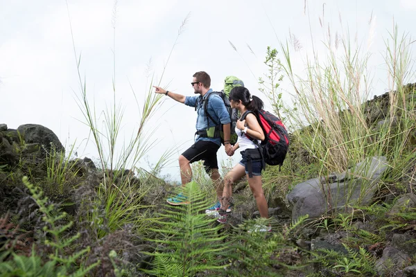 Couple go trekking together — Stock Photo, Image