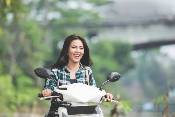 Wanita Asia muda mengendarai sepeda motor — Stok Foto