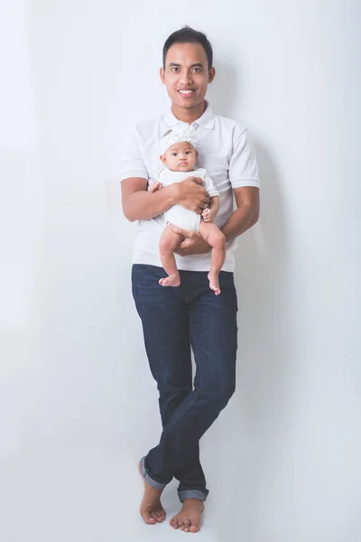 Azjatycki ojciec trzyma jego noworodek — Zdjęcie stockowe