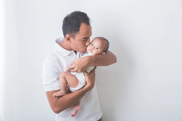 Asiático padre besos su adorable bebé —  Fotos de Stock