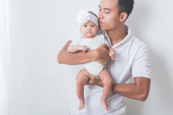 Imádnivaló baba kissing ázsiai Atya — Stock Fotó