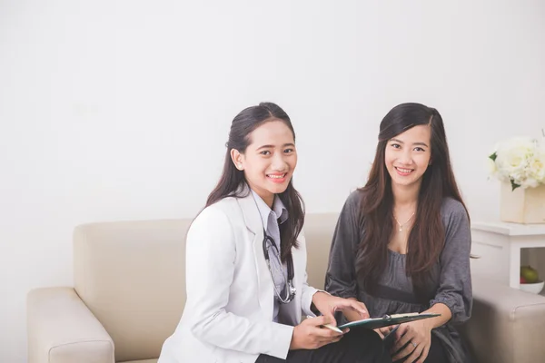 Asiatico paziente femminile con medico — Foto Stock