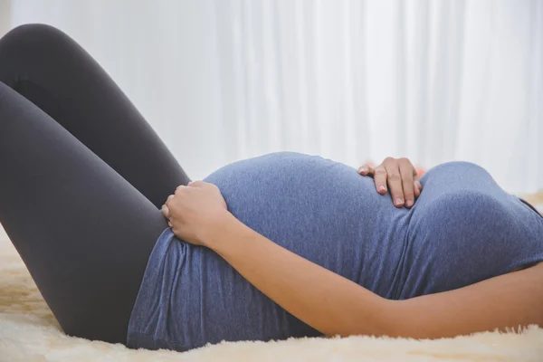 Mujer embarazada haciendo yoga — Foto de Stock