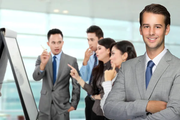 Grupo de asiáticos jovens empresários — Fotografia de Stock