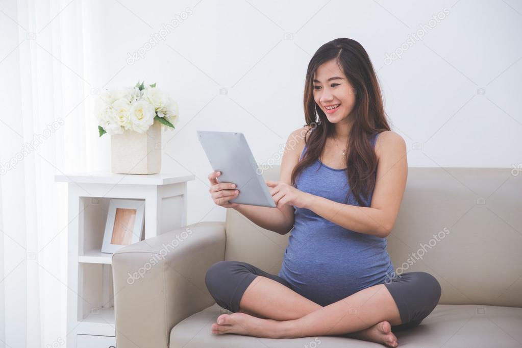 pregnant woman with tablet