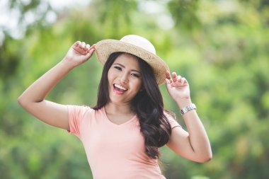 yuvarlak Park şapka giyen kadın