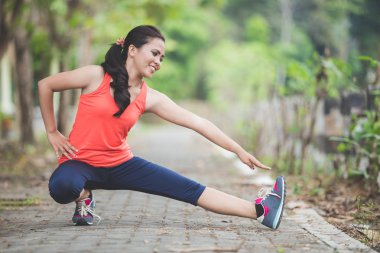 Genç Asyalı kadın Park'ta jogging
