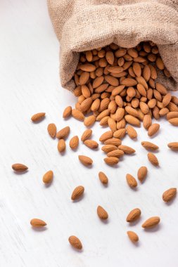 Çuvala dışarı dökülmesini bademli