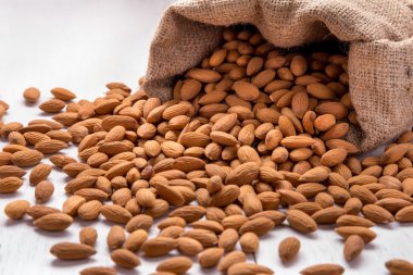 Çuvala dışarı dökülmesini bademli