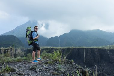 Yakışıklı genç Kafkas trekking gider