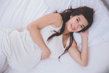 hamile kadın gülümsüyor