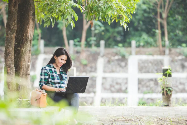 Jovem mulher asiática com laptop — Fotografia de Stock