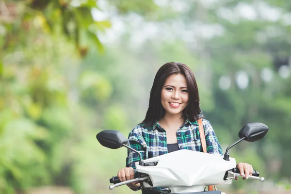 Young Asian woman riding a motorcycle — Stock Photo, Image