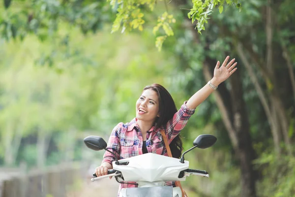 Jeune femme asiatique chevauchant une moto — Photo