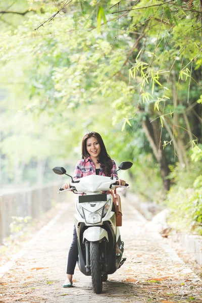 Jovem mulher asiática montando uma moto — Fotografia de Stock