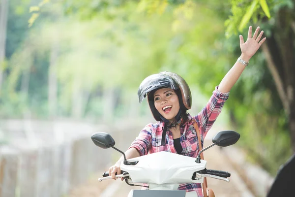 Joven mujer asiática montando una motocicleta — Foto de Stock