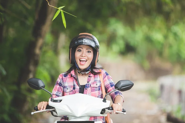 Jeune femme asiatique chevauchant une moto — Photo