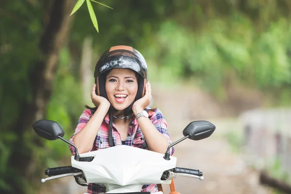 Jeune femme asiatique chevauchant une moto — Photo
