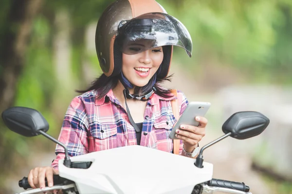 Jonge Aziatische vrouw rijden op een motorfiets — Stockfoto