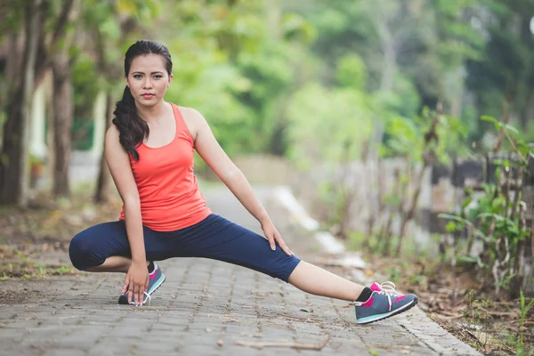 Ung asiatisk kvinna jogging på park — Stockfoto