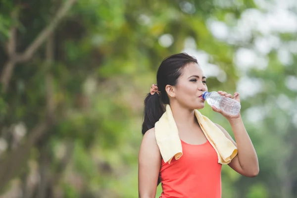 Genç Asyalı kadın Park'ta jogging — Stok fotoğraf