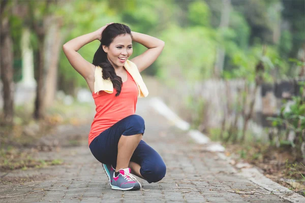 Jonge Aziatische vrouw joggen in het park — Stockfoto