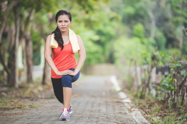 Jonge Aziatische vrouw joggen in het park — Stockfoto