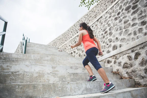 Junge asiatische Frau joggt auf Treppen — Stockfoto