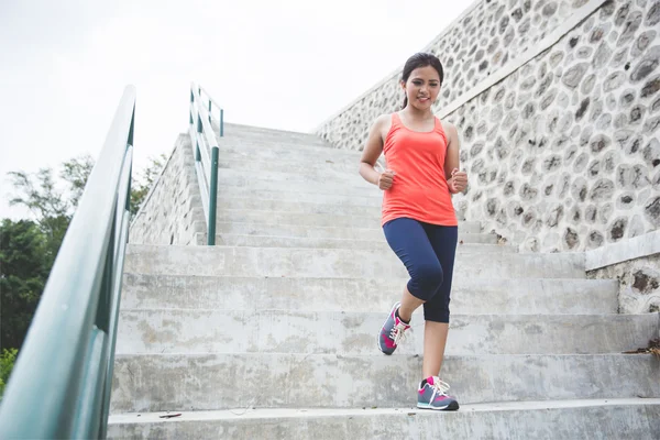 Jonge Aziatische vrouw joggen bij trappen — Stockfoto