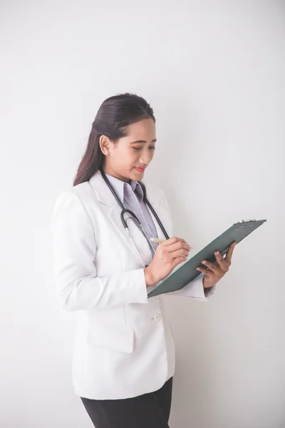 Unga asiatiska kvinnliga läkare — Stockfoto