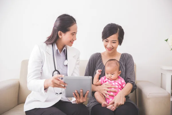 Asiático feminino pediatra examinando bebê — Fotografia de Stock