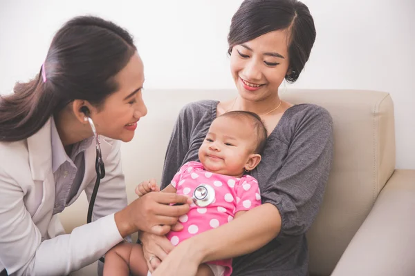 Asiatische Kinderärztin untersucht Baby — Stockfoto