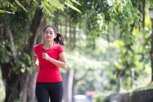年轻的亚裔女子在公园慢跑 — 图库照片